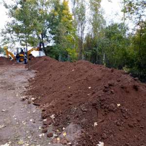  Erdhügel werden aufgeschichtet