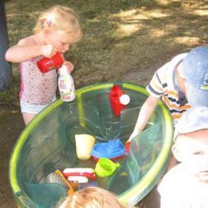 Wenn es draußen warm ist, dann spielen wir gerne mit Wasser. 